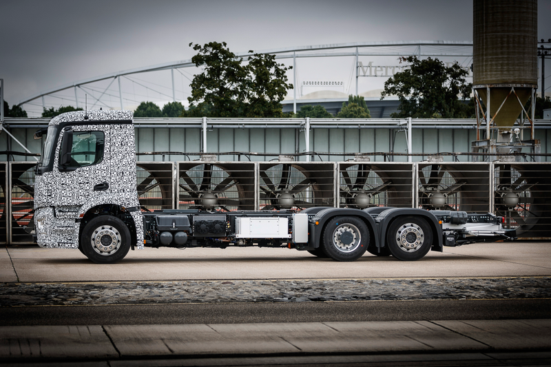 Illustration for article titled The First Electric Big Rig Is A 26-Ton Hauler From Mercedes With Zero Emissions